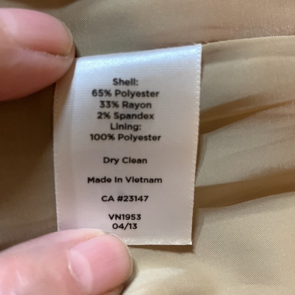 Talbots fully lined skirt in Size 4 beautiful fabric Can be worn w/ many colors - Picture 4 of 4